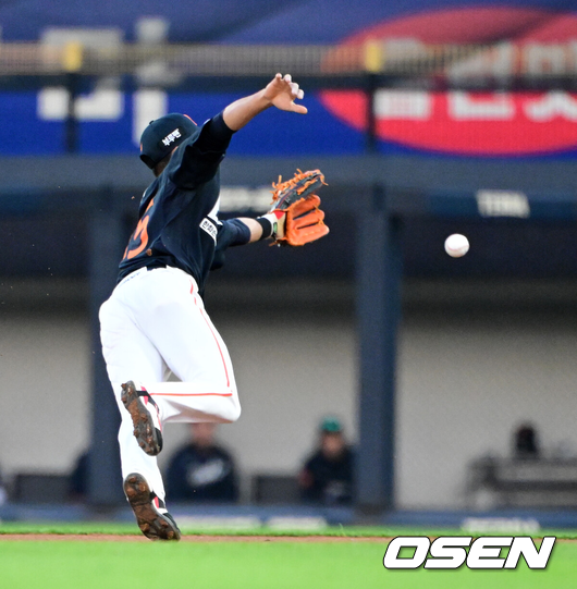 [OSEN=광주, 지형준 기자] 2일 오후 광주-기아 챔피언스필드에서 2025 신한 SOL Bank KBO리그 KIA 타이거즈와 한화 이글스의 경기가 열렸다.5연승에 도전하는 한화는 엄상백을, 연패를 막아야 하는 KIA는 아담 올러를 선발로 내세웠다.2회말 무사 1루에서 한화 황영묵이 KIA 한준수의 안타성 타구를 처리하고 있다. 2025.05.02 /jpnews@osen.co.kr