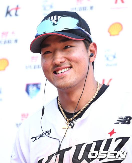 [OSEN=수원, 조은정 기자]안현민의 역전 투런 장외홈런으로 팀의 승리를 이끌었다.KT는 4일 수원 KT위즈파크에서 열린 2025 신한은행 SOL Bank KBO리그 키움과의 홈 경기에서 5-4 역전승을 거뒀다.경기 종료 후 KT 안현민이 인터뷰를 하고 있다. 2025.05.04 /cej@osen.co.kr