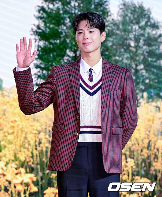 [OSEN=지형준 기자] 5일 오후 서울 영등포구 여의도동 콘래드 서울 호텔에서 넷플릭스 시리즈 '폭싹 속았수다' 제작발표회가 열렸다.‘폭싹 속았수다’는 제주에서 태어난 ‘요망진 반항아’ 애순이(아이유)와 ‘팔불출 무쇠’ 관식이(박보검)의 모험 가득한 일생을 사계절로 풀어낸 넷플릭스 시리즈다. ‘동백꽃 필 무렵’, ‘쌈 마이웨이’ 임상춘 작가와 ‘미생’, ‘시그널’, ‘나의 아저씨’ 김원석 감독이 의기투합했다.배우 박보검이 포토타임을 하고 있다. 2025.03.05 /jpnews@osen.co.kr