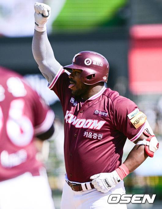 [OSEN=수원, 조은정 기자]4일 오후 수원 KT위즈파크에서 ‘2025 신한 SOL Bank KBO리그’ KT 위즈와 키움 히어로즈의 경기가 열렸다.이날 경기에 홈팀 KT는 쿠에바스, 원정팀 키움은 김선기를 선발로 내세웠다.6회초 2사 1,3루 키움 푸이그가 역전 적시타를 날린 뒤 세리머니를 하고 있다. 2025.05.04 /cej@osen.co.kr