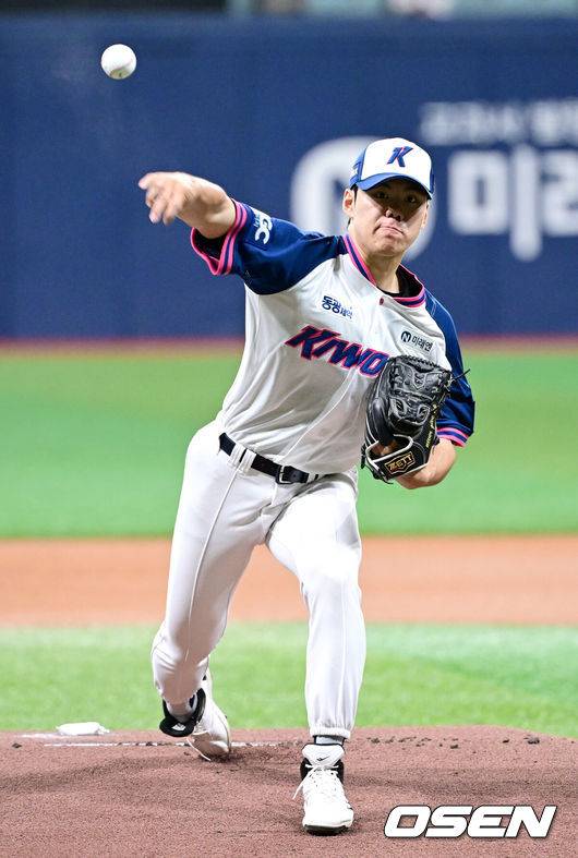 [OSEN=고척, 최규한 기자] 5일 서울 고척스카이돔에서 ‘2025 신한 SOL Bank KBO리그’ 키움 히어로즈와 KIA 타이거즈의 경기가 열렸다.이날 홈팀 키움은 김윤하, 방문팀 KIA는 양현종을 선발로 내세웠다.1회초 키움 선발 김윤하가 힘차게 공을 뿌리고 있다. 2025.05.05 / dreamer@osen.co.kr
