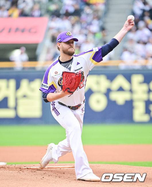 [OSEN=잠실, 박준형 기자]  5일 오후 서울 잠실구장에서 ‘2025 신한 SOL BANK KBO리그’ 두산 베어스와 LG 트윈스의 경기가 진행됐다.이날 경기에는 두산은 콜어빈을 LG은 송승기를 선발투수로 내세웠다.1회초 두산 선발투수 콜어빈이 역투하고 있다.  2025.05.05 / soul1014@osen.co.kr