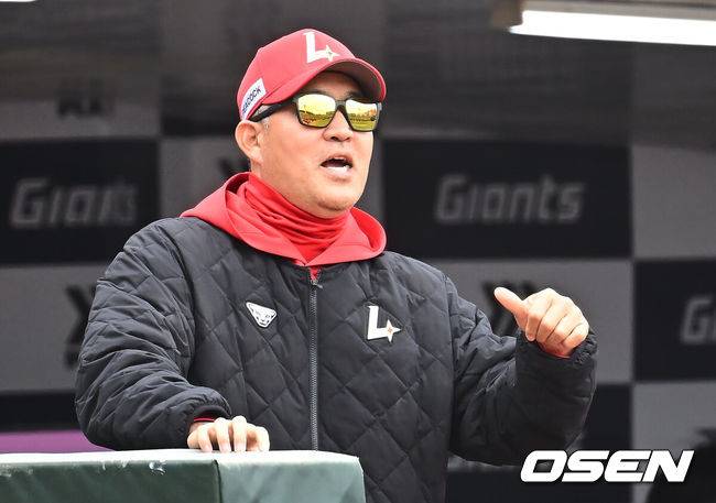 [OSEN=부산, 이석우 기자] 5일 부산 사직야구장에서 2025 신한 SOL 뱅크 KBO 리그 롯데 자이언츠와 SSG 랜더스의 경기가 열렸다. 홈팀 롯데는 이민석, 방문팀 SSG는 화이트가 선발 출전했다.SSG 랜더스 이숭용 감독이 1회초 무사 1,2루 좌월 3점 홈런(498호)을 친 최정에게 엄지척을 하고 있다. 2025.05.05 / foto0307@osen.co.kr