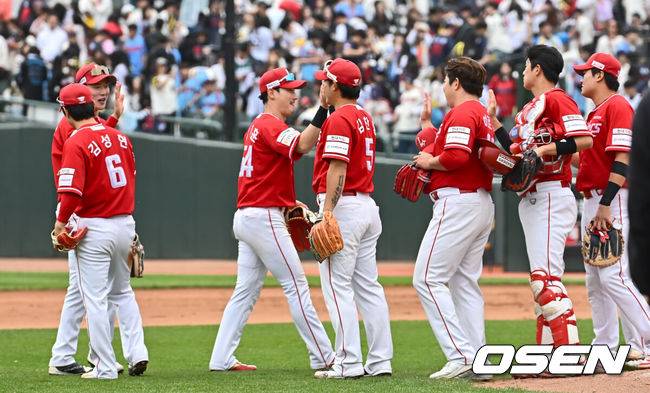 [OSEN=부산, 이석우 기자] 5일 부산 사직야구장에서 2025 신한 SOL 뱅크 KBO 리그 롯데 자이언츠와 SSG 랜더스의 경기가 열렸다. 홈팀 롯데는 이민석, 방문팀 SSG는 화이트가 선발 출전했다.SSG 랜더스 선수들이 롯데 자이언츠에 7-1로 승리한 후 기쁨을 나누고 있다. 2025.05.05 / foto0307@osen.co.kr