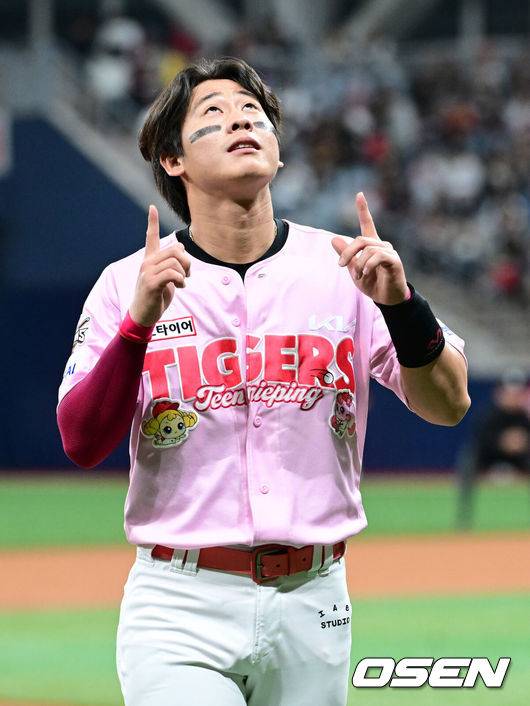 [OSEN=고척, 최규한 기자] 5일 서울 고척스카이돔에서 ‘2025 신한 SOL Bank KBO리그’ 키움 히어로즈와 KIA 타이거즈의 경기가 열렸다.이날 홈팀 키움은 김윤하, 방문팀 KIA는 양현종을 선발로 내세웠다.2회초 1사 만루 상황 KIA 박찬호가 달아나는 2타점 적시타를 날렸다. 이닝이 교체될 때 기쁨의 세리머니를 펼치는 박찬호. 2025.05.05 / dreamer@osen.co.kr