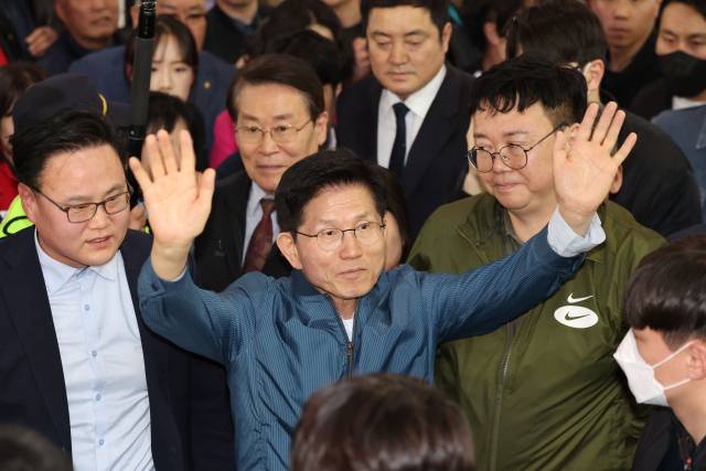 ▲국민의힘 김문수 대선 후보가 4일 경기도 의정부제일시장을 방문해 지지자를 향해 손을 흔들며 인사하고 있다. ⓒ연합뉴스