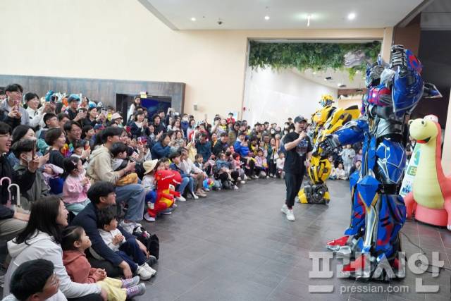 ▲해남공룡대축제의 로봇과 함께하는 공연ⓒ해남군