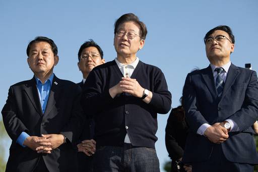 '골목골목 경청투어 : 단양팔경편'에 나선 이재명 더불어민주당 대통령 후보가 4일 오후 충북 제춘구 의림지에서 연설을 하고 있다. 뉴스1