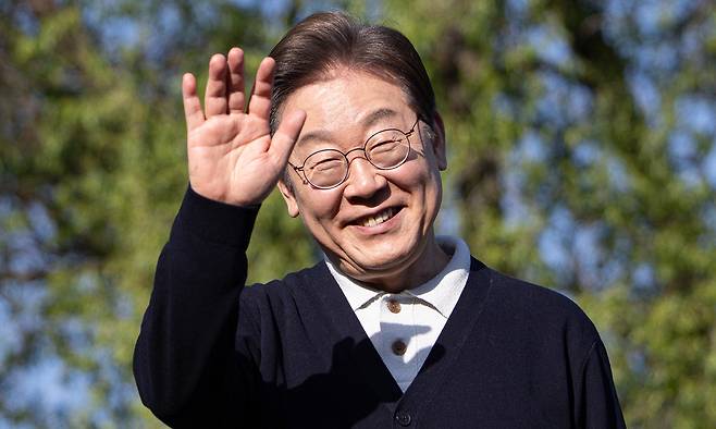 '골목골목 경청투어 : 단양팔경편'에 나선 이재명 더불어민주당 대통령 후보가 4일 충북 제춘구 의림지에서 연설을 하기 위해 단상을 오르고 있다. 뉴스1