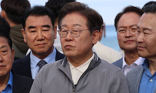 더불어민주당 이재명 대선 후보가 '골목골목 경청투어' 사흘째인 지난 3일 강원도 삼척해수욕장을 찾아 도민들을 만난 뒤 국민의힘 김문수 대선 후보 선출과 관련한 취재진 질문에 답하고 있다. 연합뉴스