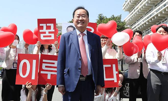 홍준표 전 대구시장이 지난 4월14일 대구시청 산격청사에서 퇴임식을 마친 뒤 풍선을 들고 배웅 나온 직원들과 마지막 기념촬영을 하고 있다. 뉴스1