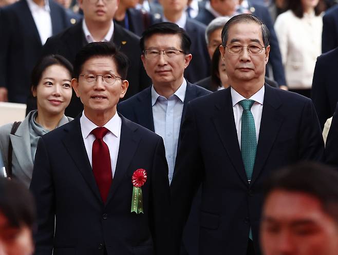 국민의힘 김문수 대통령 후보(왼쪽)와 한덕수 무소속 대통령 선거 예비후보가 5일 오전 서울 종로구 조계사에서 열린 불기 2569년 부처님오신날 봉축법요식에 참석하고 있다. 뉴스1