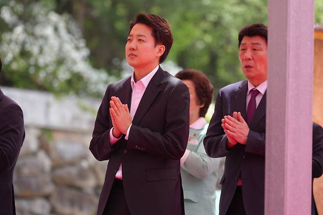 개혁신당 이준석 대선 후보가 5일 부처님오신날 봉축대법회 참석 등을 위해 대구 동화사를 방문하고 있다. 이준석 캠프 제공