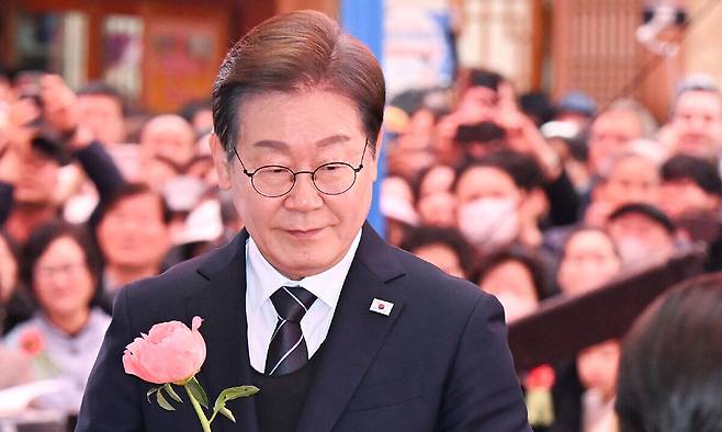 이재명 더불어민주당 대선 후보가 5일 서울 종로구 조계사에서 열린 부처님오신날 봉축법요식 육법공양에서 헌화를 위해 이동하고 있다. 대통령실통신사진기자단