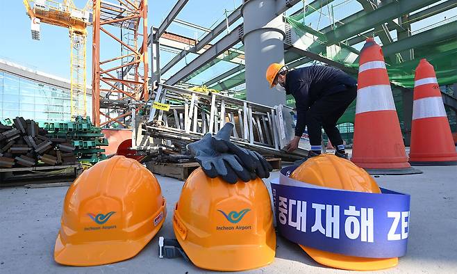 건설 현장 앞 안전모와 장갑. 연합뉴스