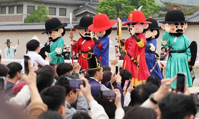 어린이날인 5일 서울 경복궁에서 인형탈을 쓴 수문장이 광화문 파수의식을 하고 있다. 뉴스1
