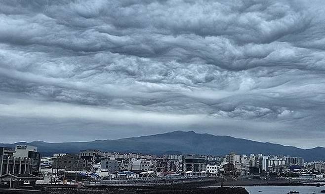 5일 제주 하늘을 뒤덮은 거친물결구름. 연합뉴스