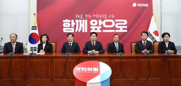 첫 선대위 회의 발언하는 김문수 - 김문수(왼쪽 네 번째) 국민의힘 대선 후보가 4일 국회에서 열린 첫 선거대책위원회 회의에 참석해 발언하고 있다. 김 후보는 “좌우를 넘어서 노사, 동서, 남녀, 빈부 모든 것을 반드시 다 통합할 것”이라고 말했다. 뉴스1