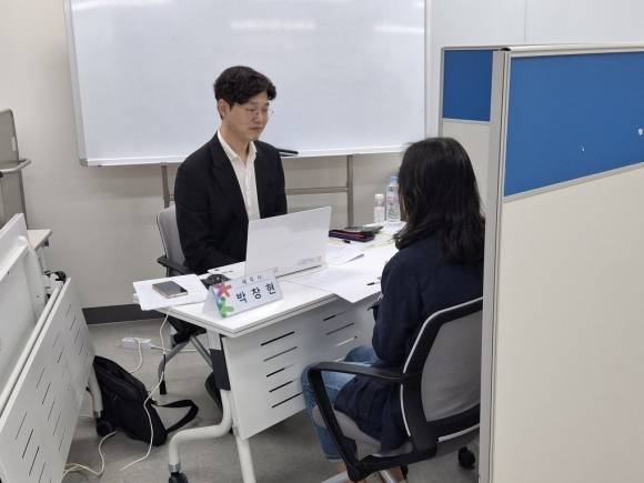 서울 서초구의 ‘어르신 찾아가는 일대일 세무상담’이 진행되는 모습. 서초구 제공