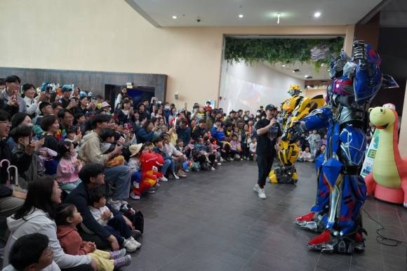 해남공룡대축제 첫날인 3일, 해남공룡박물관 실내공연장에서 가족 단위 관람객들이 공연과 체험 프로그램을 즐기고 있다. 해남군 제공