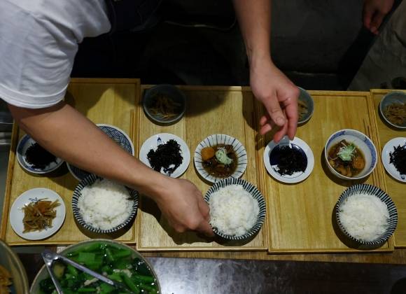 14일 일본 도쿄의 한 식당에서 사장이 캘리포니아산 쌀로 지은 밥을 손님에게 대접하고 있다. 2025.4.14 도쿄 로이터 연합뉴스