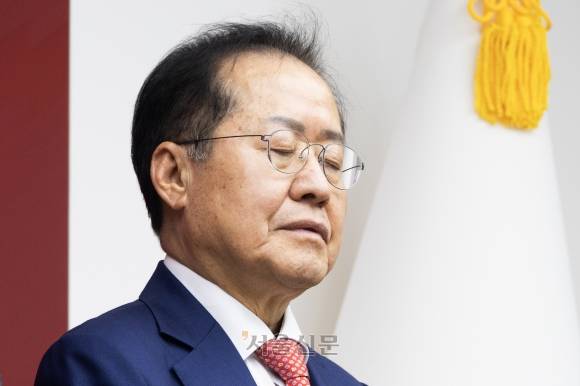 제21대 대통령후보자 국민의힘 3차 경선 진출에서 탈락한 홍준표 후보가 29일 오후 서울 여의도 국민의힘 중앙당사에서 진출자들의 소감을 듣고 있다.  2025.04.29. 홍윤기 기자