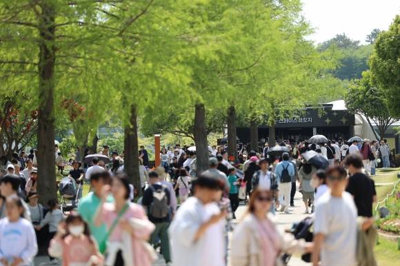 순천만국가정원 스페이스브릿지 가는 길목에  관광객들이 거닐고 있다.