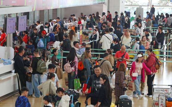 지난 4일 인천국제공항 제1여객터미널 출국장이 여행객들로 붐비고 있다. 연합뉴스