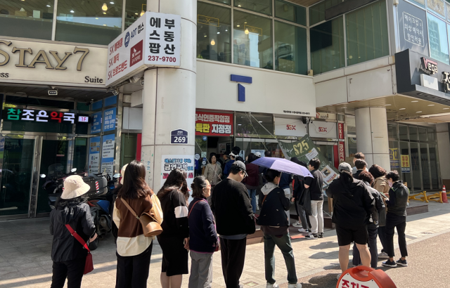 서울 시내의 한 T월드 매장에서 시민들이 대기하고 있다. 남윤정