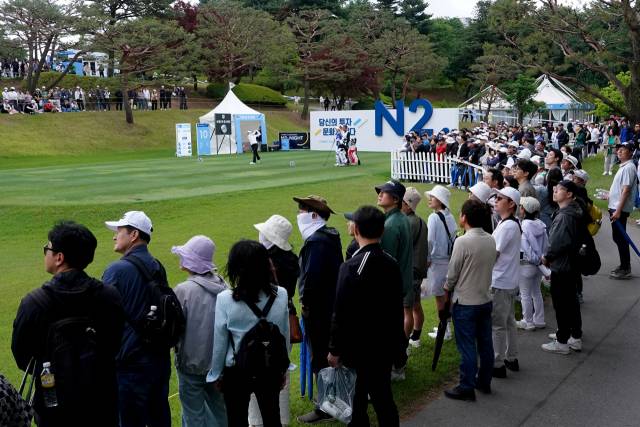 10번 홀에서 선수들의 티샷을 바라보는 갤러리들.