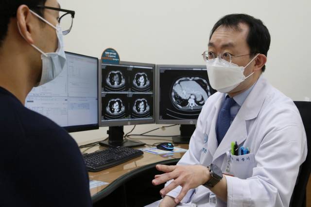 최종기(오른쪽) 서울아산병원 소화기내과 교수가 만성 간질환 환자를 진료하고 있다. 사진 제공=서울아산병원