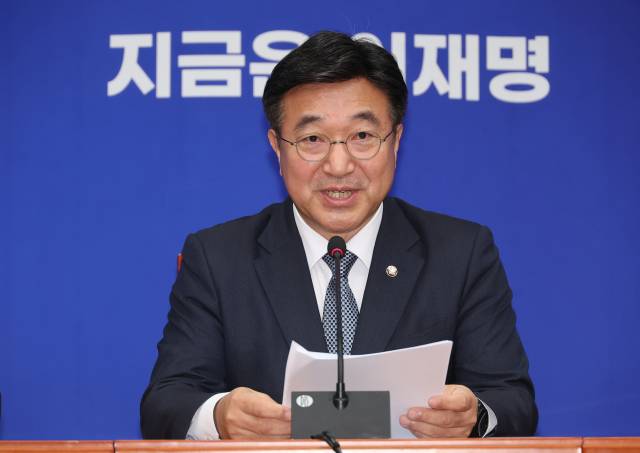 윤호중 더불어민주당 총괄선대본부장이 5일 여의도 국회에서 기자간담회를 하고 있다. 연합뉴스