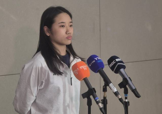 5일 귀국 후 공항 인터뷰 중 취재진 질문을 듣는 안세영. 연합뉴스