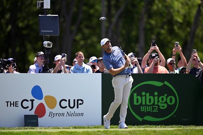 스코티 셰플러가 5일 미국 텍사스주 댈러스 인근 맥키니의 TPC 크레이그 랜치에서 열린 CJ컵 바이런 넬슨 최종라운드 5번홀에서 티샷을 하고 있다. ｜게티이미지 포 CJ컵
