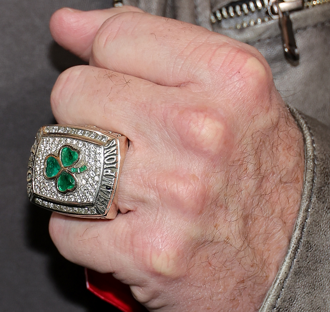 보스턴 셀틱스 구단주 와이크 그로스벡이 2023-24 NBA 시즌 챔피언십 우승을 기념해 제작한 우승 반지를 끼고 있다. 게티이미지