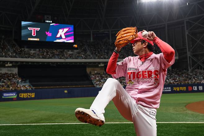 KIA 양현종이 5일 고척 키움전에 선발 등판해 다음 이닝 투구를 준비하고 있다. KIA 타이거즈 제공