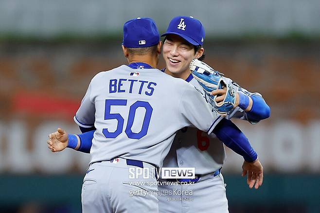 ▲ 4일 메이저리그 콜업과 함께 대수비로 LA 다저스 데뷔전까지 치른 김혜성. 무키 베츠가 김혜성의 데뷔를 축하하고 있다.
