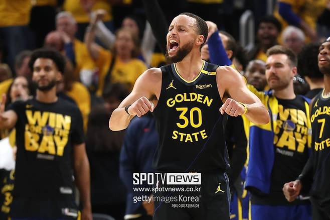 ▲ 포효하는 스테픈 커리. 골든스테이트 워리어스가 2라운드로 간다.