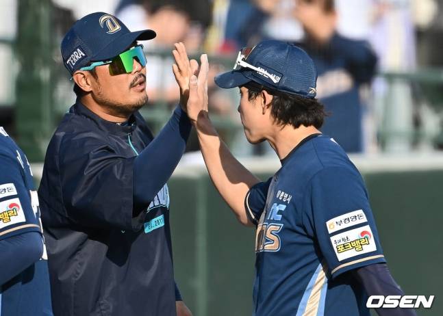 NC 천재환(오른쪽)이 4일 사직 롯데전 승리 후 이호준 감독과 하이파이브를 하고 있다.