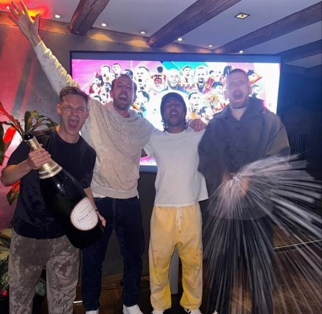 우승 축하파티를 연 해리 케인(왼쪽에서 두 번째).  /사진=해리 케인 SNS