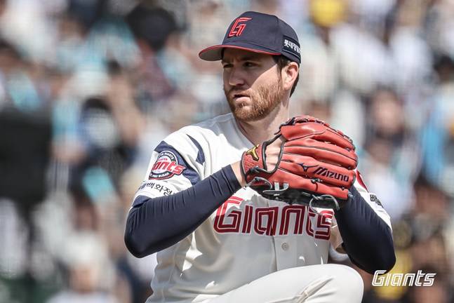 롯데 찰리 반즈가 4일 사직 NC전에서 투구하고 있다. /사진=롯데 자이언츠 제공