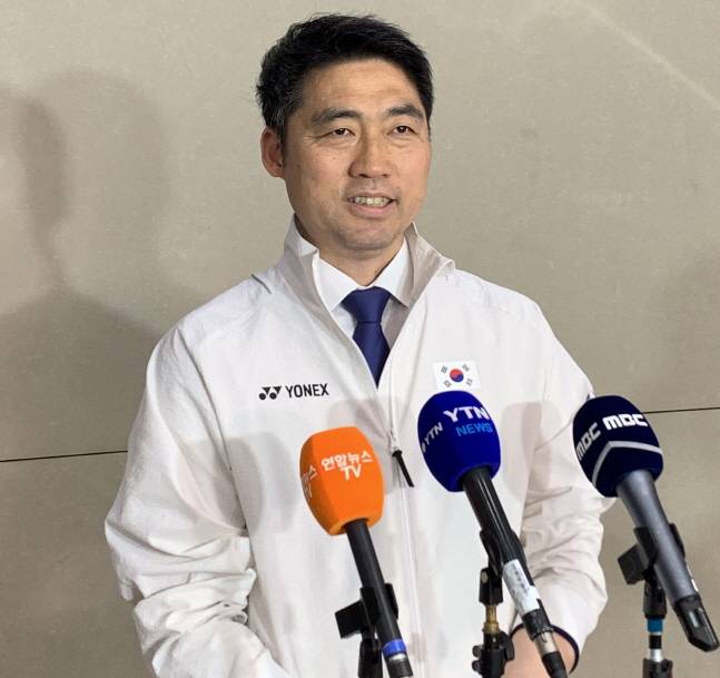 김동문 대한배드민턴협회장이 4일 대표팀과 귀국 후 취재진과 인터뷰를 하고 있다. /사진=대한배드민턴협회 제공