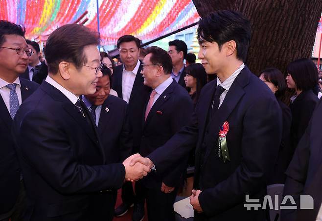 [서울=뉴시스] 최진석 기자 = 이재명 더불어민주당 대선 후보가 5일 서울 종로구 조계사에서 열린 부처님오신날 봉축법요식에서 방송인 이승기와 악수하고 있다. (대통령실통신사진기자단) 2025.05.05. myjs@newsis.com