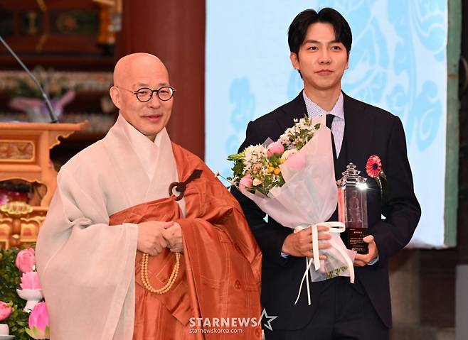 [서울=뉴시스] 최진석 기자 = 방송인 이승기가 5일 5일 서울 종로구 조계사에서 부처님오신날 봉축법요식에서 조계종 총무원장 진우스님으로부터 2025 불자대상을 수상을 수상 후 기념촬영하고 있다. (대통령실통신사진기자단) 2025.05.05. myjs@newsis.com /사진=최진석