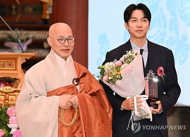 진우스님, 이승기. 사진l연합뉴스