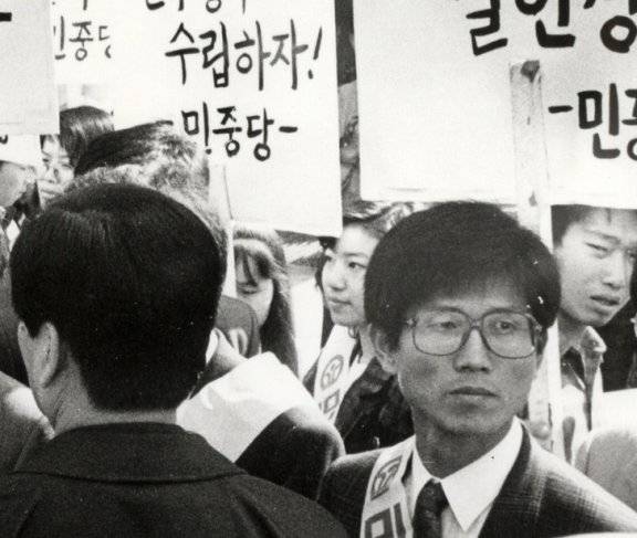 1991년 ‘강경대 폭행치사 사건’에 항의하는 민중당 시위에 참여한 김문수 국민의힘 대선 후보(오른쪽). 동아DB