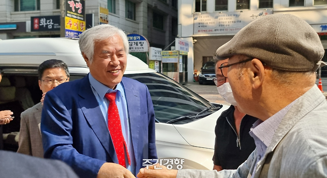 전광훈 사랑제일교회 목사가 4월 24일 여의도에서 지지자와 악수하고 있다. 이호준 기자