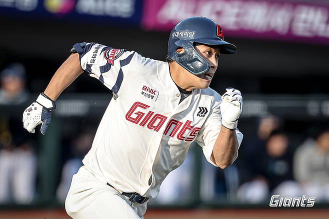 롯데 외야수 황성빈은 5일 사직구장에서 열린 '2025 신한 SOL Bank KBO 리그' SSG와 주중 3연전 첫 번째 경기에서 1번타자 중견수로 선발 출전했다. 1회말 기습 번트 후 1루에 슬라이딩하는 과정에서 왼쪽 엄지, 중지, 약지 손가락을 다쳐 김동혁과 교체됐다. 롯데 자이언츠