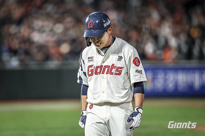 롯데 외야수 황성빈은 5일 사직구장에서 열린 '2025 신한 SOL Bank KBO 리그' SSG와 주중 3연전 첫 번째 경기에서 1번타자 중견수로 선발 출전했다. 1회말 기습 번트 후 1루에 슬라이딩하는 과정에서 왼쪽 엄지, 중지, 약지 손가락을 다쳐 김동혁과 교체됐다. 롯데 자이언츠