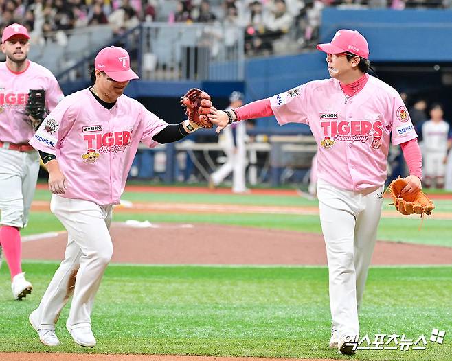 5일 오후 서울 구로구 고척스카이돔에서 열린 '2025 신한 SOL Bank KBO리그' KIA 타이거즈와 키움 히어로즈의 경기, 3회말 수비를 마친 KIA 양현종이 김선빈과 하이파이브를 하고 있다. 고척, 김한준 기자